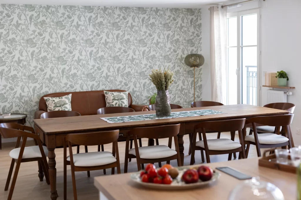 Tables en bois et chaises confortables