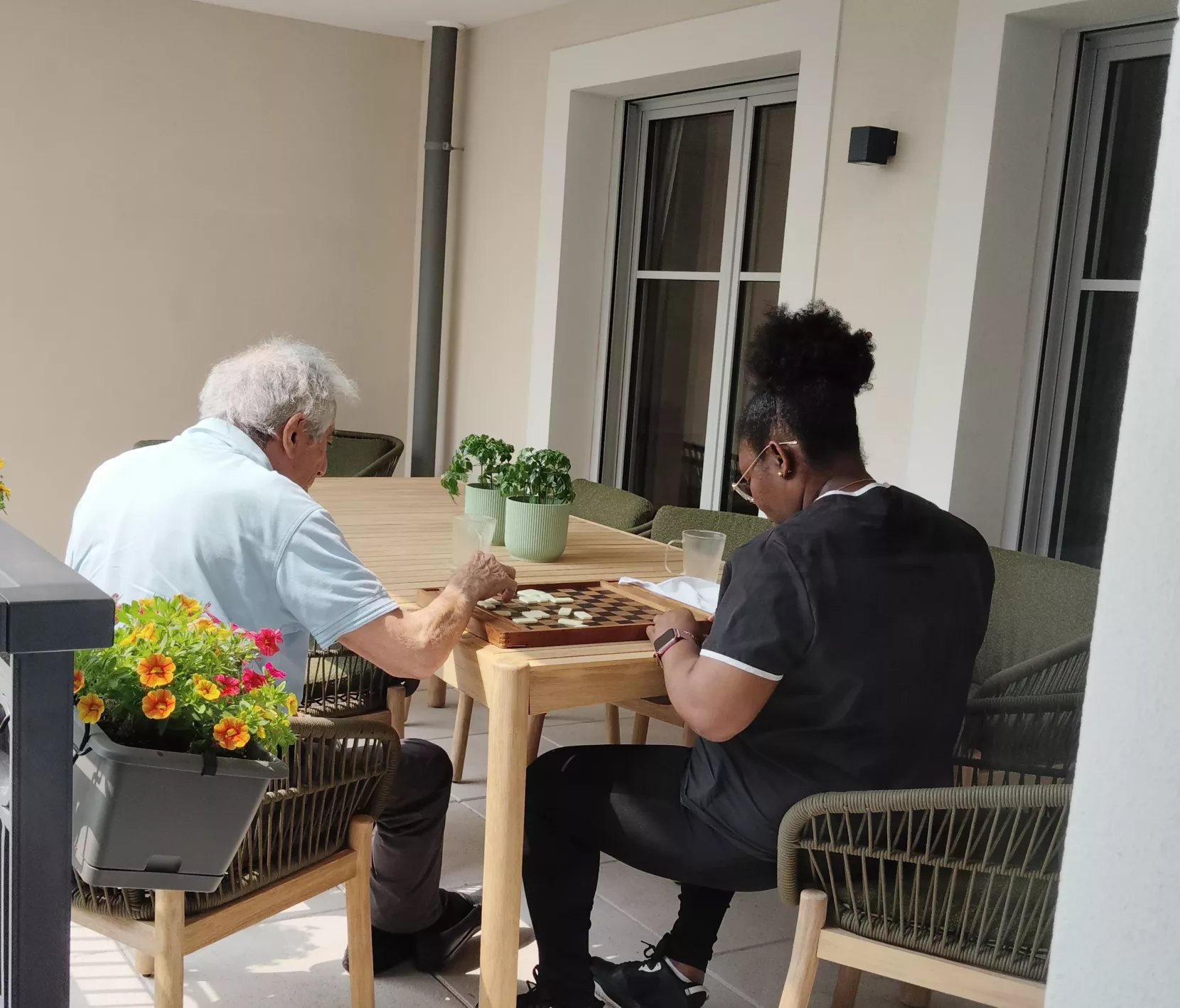 un habitant de Cosima Sannois déjeune en terrasse