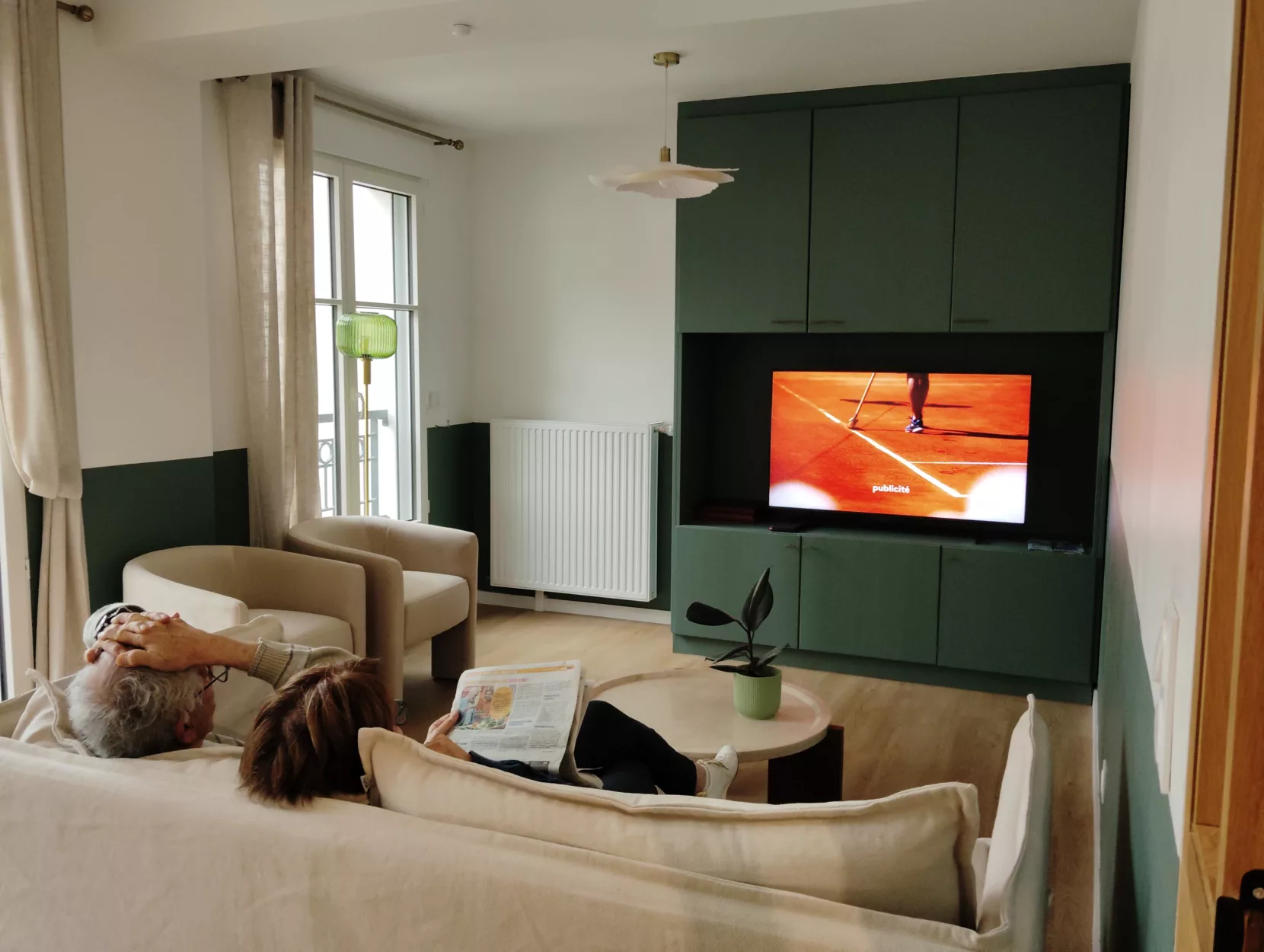 des habitants Cosima Sannois profitent du salon pour regarder la télévision