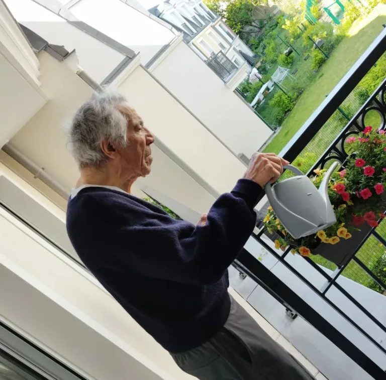 Habitant senior qui arrose ses plantes