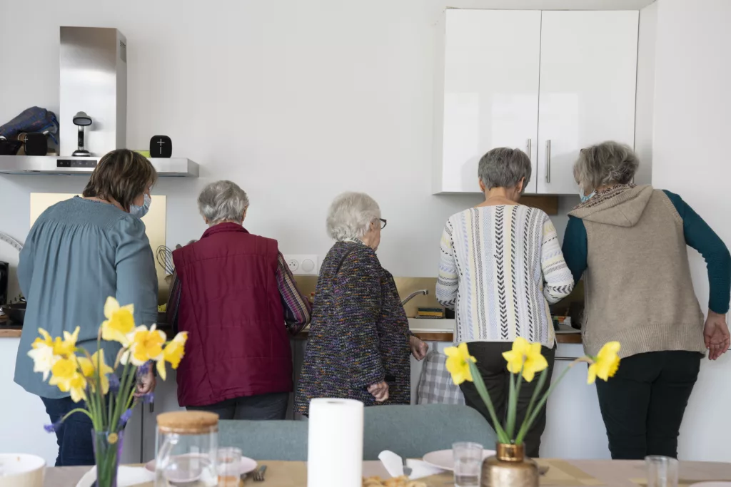 Résidence services seniors : comprendre les services, les tarifs et bien choisir