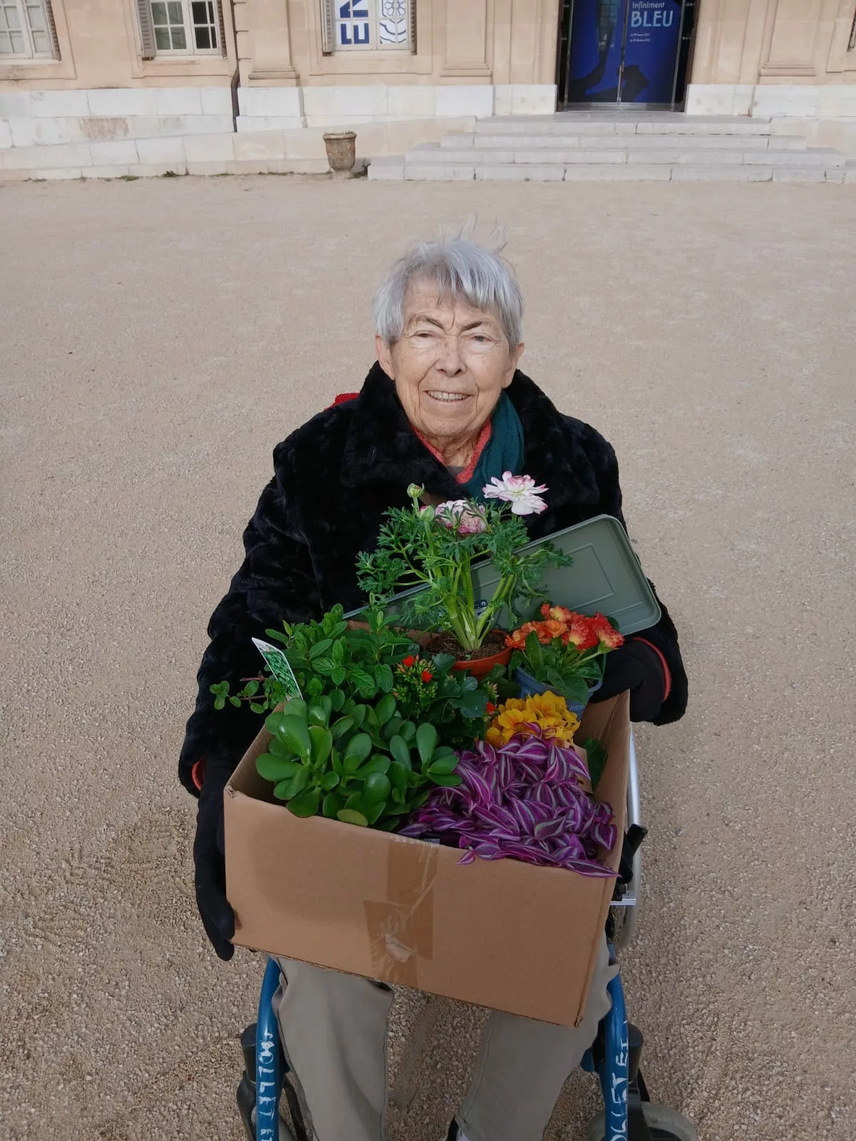 femme âgées souriant avec des fleurs