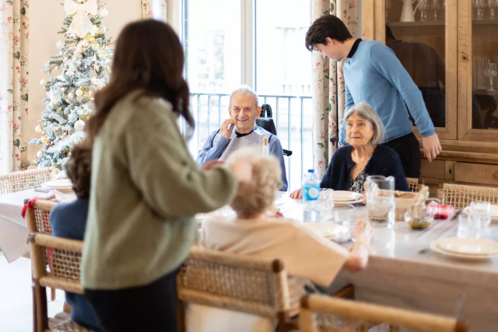 Existe-t-il une alternative aux EHPAD traditionnels et à la solitude à domicile ?