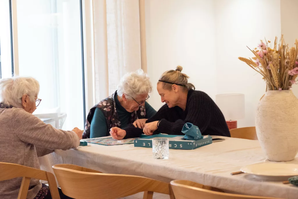 Animation pour les personnes âgées : idées, bienfaits et conseils