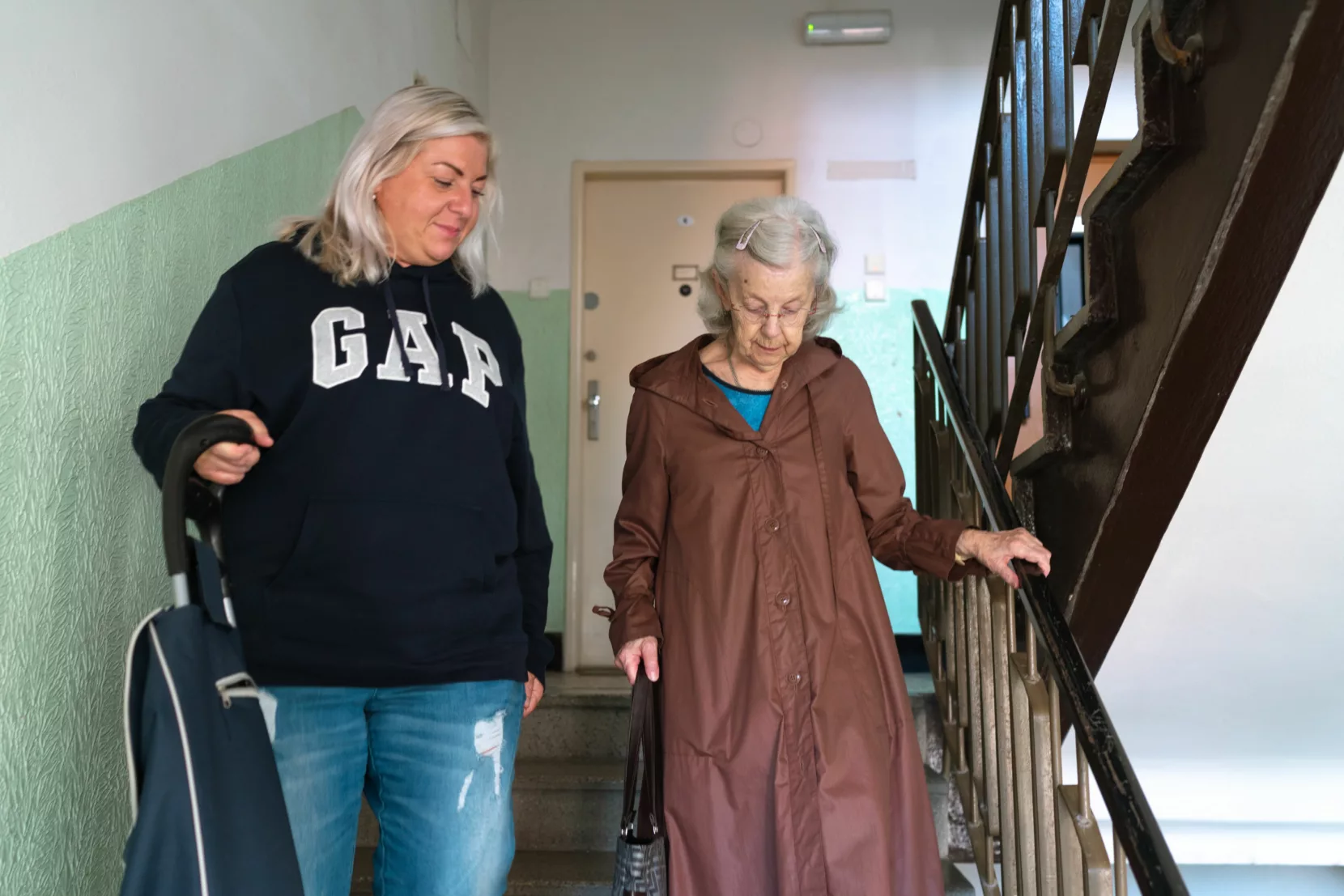 Auxiliaire de vie assurant la coordination des soins auprès d